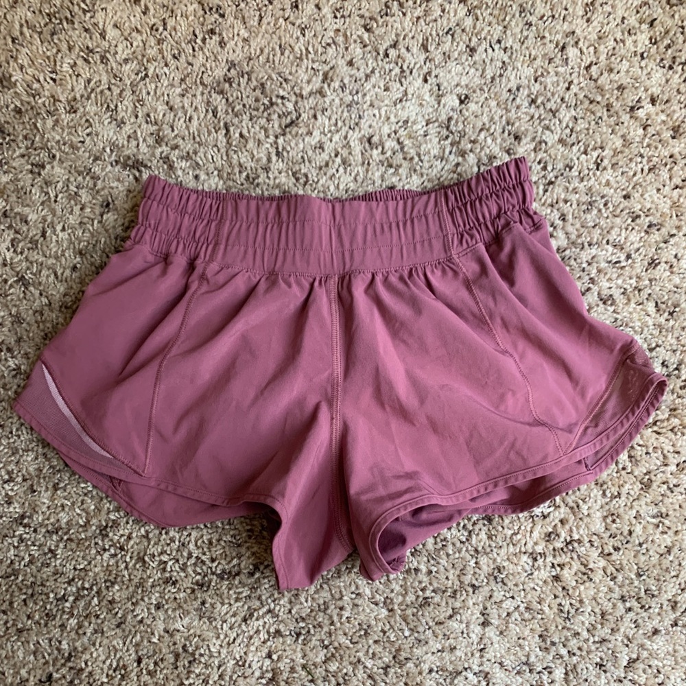 lululemon hotty hot shorts 2.5”